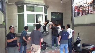 警破門逮詐騙集團　嫌滅證放火燒名冊