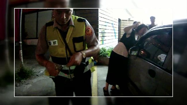 3歲童反鎖車內　警只用衣架助脫困
