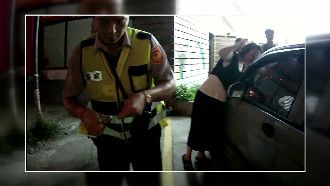 3歲童反鎖車內　警只用衣架助脫困