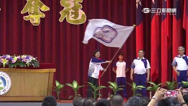 小英授旗奧運團：國手未來都坐商務艙