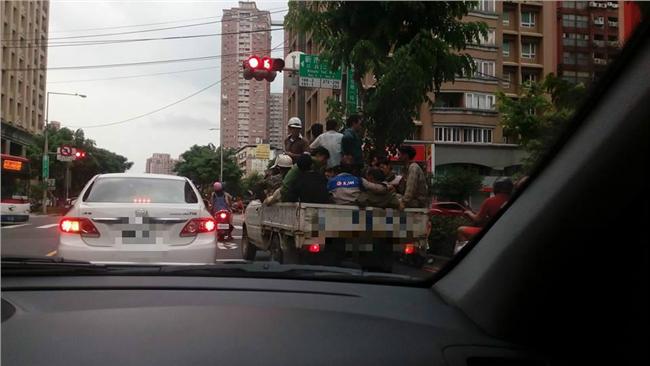 一台小貨車　又攀又貼載滿數十個大人