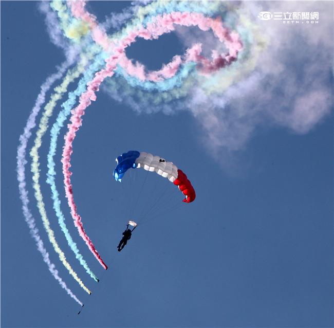 十名神龍小組成員搭乘CH-47直升機到達七千英呎高空一躍而下，彩色煙霧劃過藍天白雲，更襯托出神龍健兒的英姿。（記者邱榮吉/屏東拍攝）

