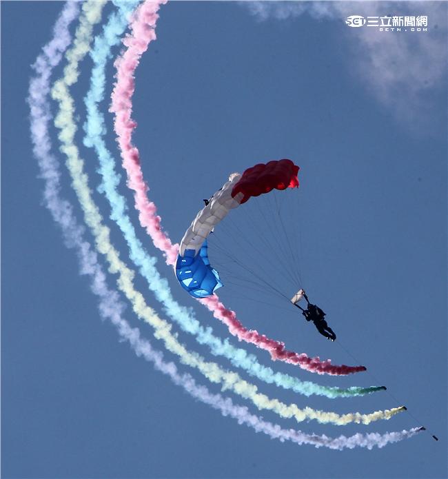 十名神龍小組成員搭乘CH-47直升機到達七千英呎高空一躍而下，彩色煙霧劃過藍天白雲，更襯托出神龍健兒的英姿。（記者邱榮吉/屏東拍攝）

