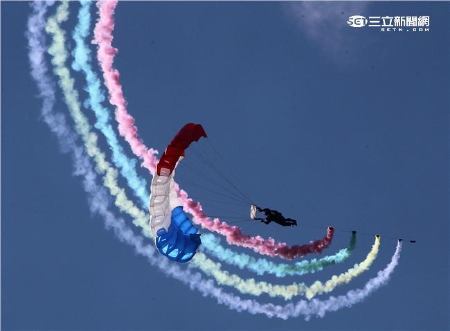 十名神龍小組成員搭乘CH-47直升機到達七千英呎高空一躍而下，彩色煙霧劃過藍天白雲，更襯托出神龍健兒的英姿。（記者邱榮吉/屏東拍攝）

