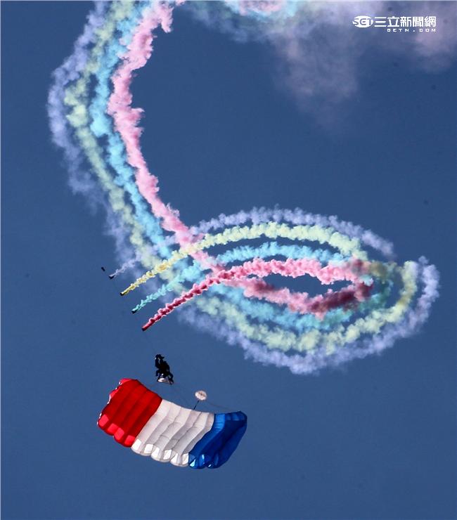 十名神龍小組成員搭乘CH-47直升機到達七千英呎高空一躍而下，彩色煙霧劃過藍天白雲，更襯托出神龍健兒的英姿。（記者邱榮吉/屏東拍攝）

