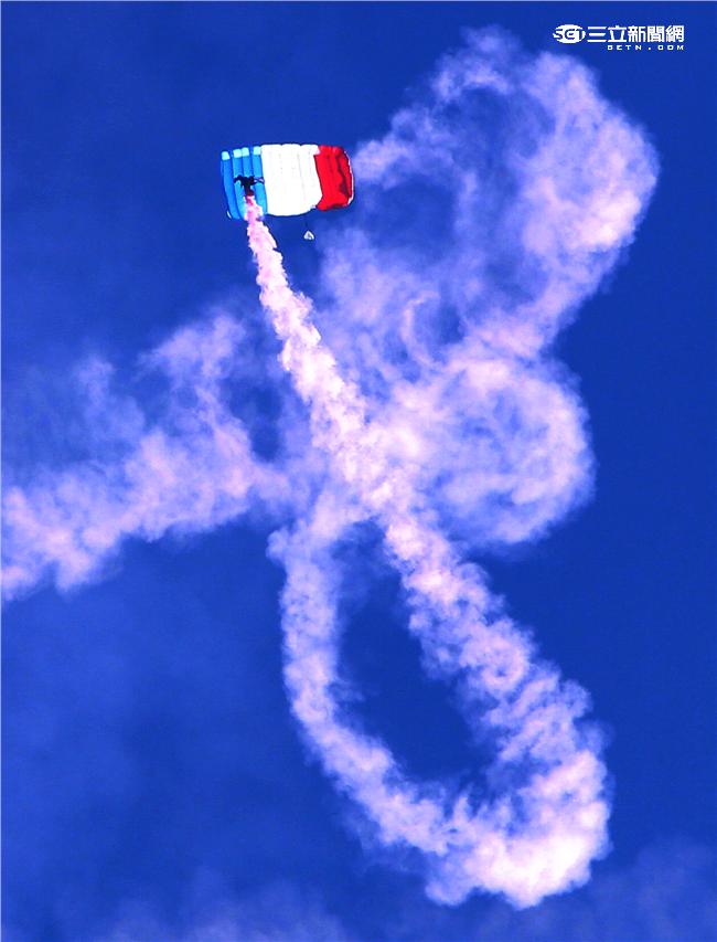 十名神龍小組成員搭乘CH-47直升機到達七千英呎高空一躍而下，彩色煙霧劃過藍天白雲，更襯托出神龍健兒的英姿。（記者邱榮吉/屏東拍攝）

