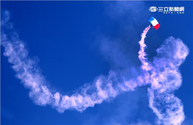 十名神龍小組成員搭乘CH-47直升機到達七千英呎高空一躍而下，彩色煙霧劃過藍天白雲，更襯托出神龍健兒的英姿。（記者邱榮吉/屏東拍攝）

