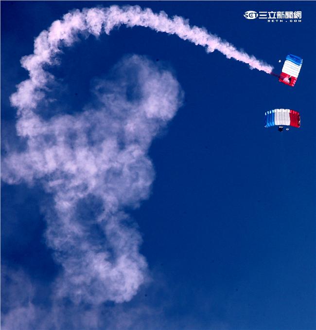 
神龍小組成員彩色煙霧彷彿神龍在天。（記者邱榮吉/屏東拍攝）