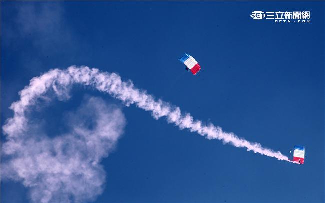 
神龍小組成員彩色煙霧彷彿神龍在天。（記者邱榮吉/屏東拍攝）