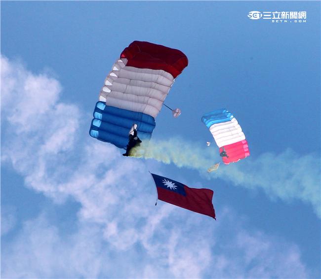 
神龍小組空中拉著國旗從天而降展現愛國心。（記者邱榮吉/屏東拍攝）