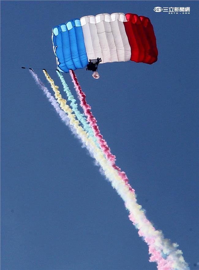 十名神龍小組成員搭乘CH-47直升機到達七千英呎高空一躍而下，彩色煙霧劃過藍天白雲，更襯托出神龍健兒的英姿。（記者邱榮吉/屏東拍攝）

