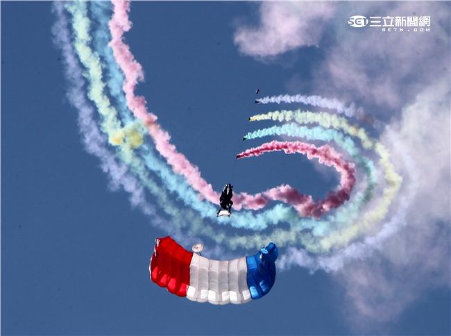 十名神龍小組成員搭乘CH-47直升機到達七千英呎高空一躍而下，彩色煙霧劃過藍天白雲，更襯托出神龍健兒的英姿。（記者邱榮吉/屏東拍攝）

