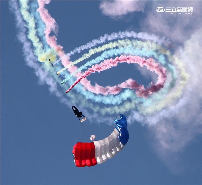 十名神龍小組成員搭乘CH-47直升機到達七千英呎高空一躍而下，彩色煙霧劃過藍天白雲，更襯托出神龍健兒的英姿。（記者邱榮吉/屏東拍攝）

