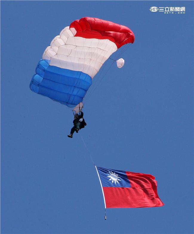 
神龍小組空中拉著國旗從天而降展現愛國心。（記者邱榮吉/屏東拍攝）

