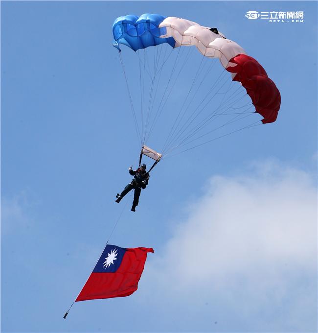 
神龍小組空中拉著國旗從天而降展現愛國心。（記者邱榮吉/屏東拍攝）

