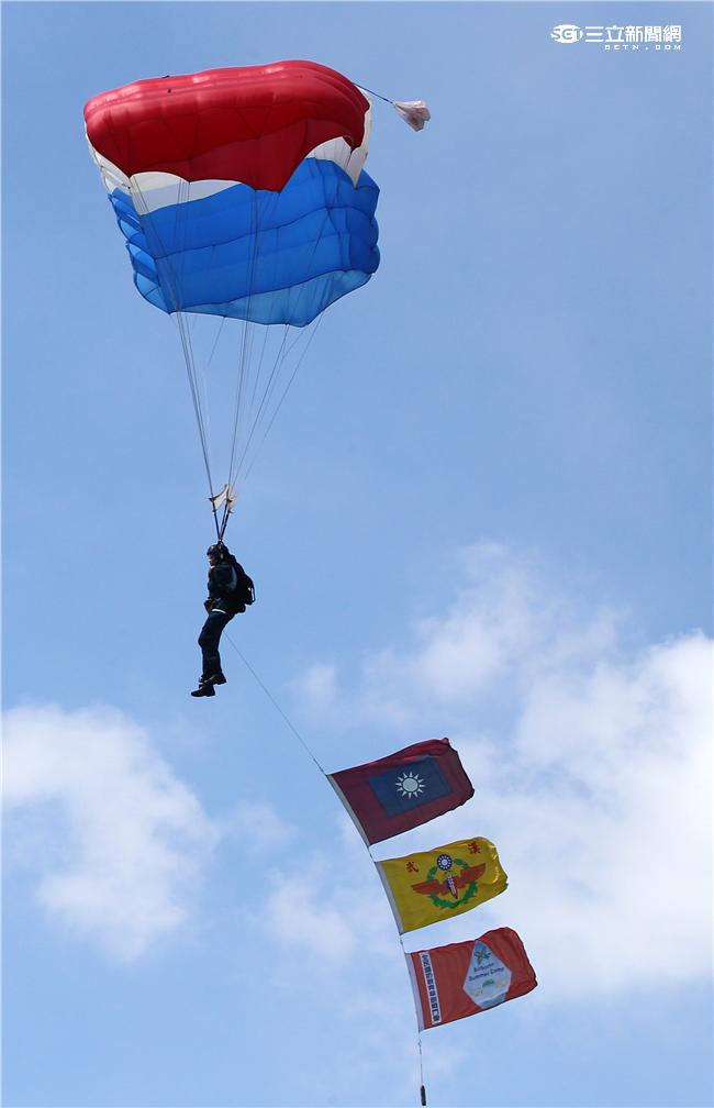 神龍小組空中拉著國旗從天而降展現愛國心。（記者邱榮吉/屏東拍攝）

