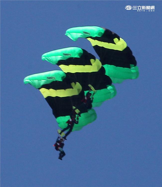 神龍小組成員三人踩肩疊傘，展現跳傘的專業技巧與精準。（記者邱榮吉/屏東拍攝）