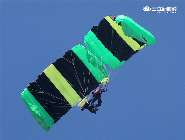 
神龍小組成員三人踩肩疊傘，展現跳傘的專業技巧與精準。（記者邱榮吉/屏東拍攝）