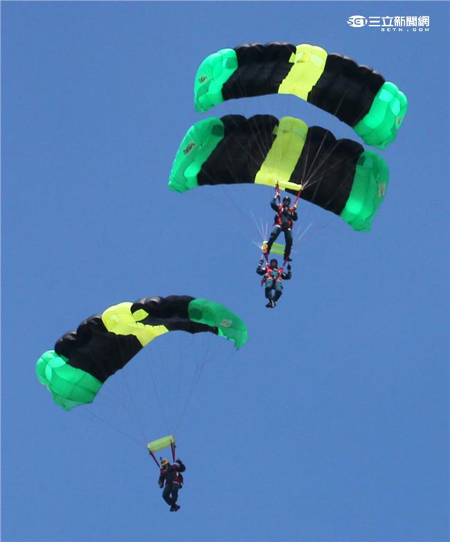
神龍小組成員三人踩肩疊傘，展現跳傘的專業技巧與精準。（記者邱榮吉/屏東拍攝）
