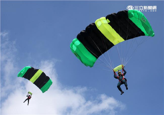 神龍小組成員三人踩肩疊傘，展現跳傘的專業技巧與精準。（記者邱榮吉/屏東拍攝）

