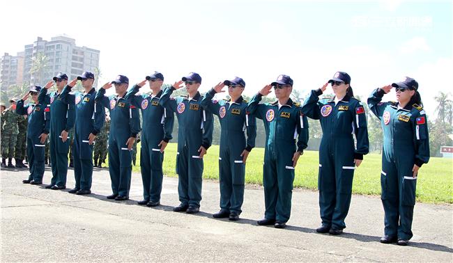 十名神龍小組成員搭乘CH-47直升機到達七千英呎高空一躍而下，彩色煙霧劃過藍天白雲，更襯托出神龍健兒的英姿。（記者邱榮吉/屏東拍攝）

