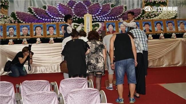 罹難陸客家屬抵達靈堂，現場氣氛一片哀淒。（圖／記者林敬旻攝）