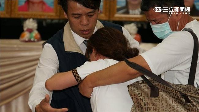 罹難陸客家屬抵達靈堂，現場氣氛一片哀淒。（圖／記者林敬旻攝）