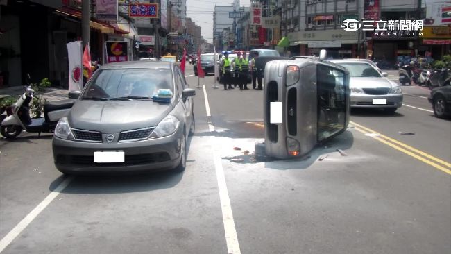 三寶好狂！婦人車慢慢開竟90度翻車