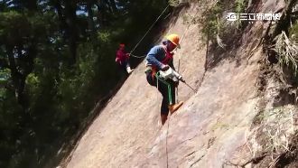 工人搶通玉山步道　岩盤崩落險象環生