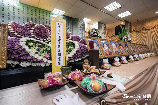 罹難陸客家屬抵達靈堂，現場氣氛一片哀淒。（圖／記者林敬旻攝）