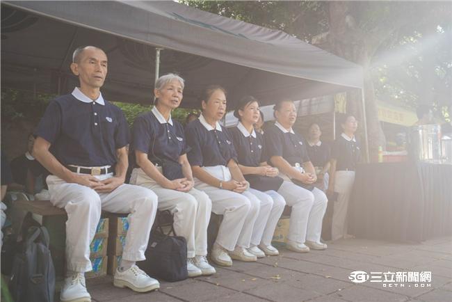 罹難陸客家屬抵達靈堂前，慈濟志工誦經安撫亡靈。（圖／記者林敬旻攝）