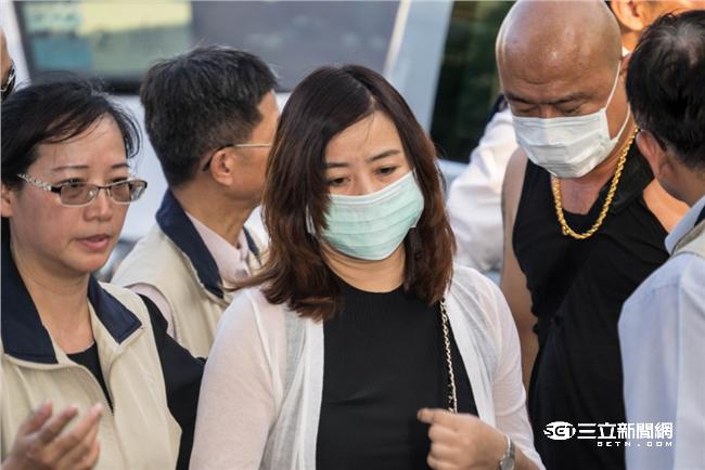 罹難陸客家屬抵達靈堂，現場氣氛一片哀淒。（圖／記者林敬旻攝）