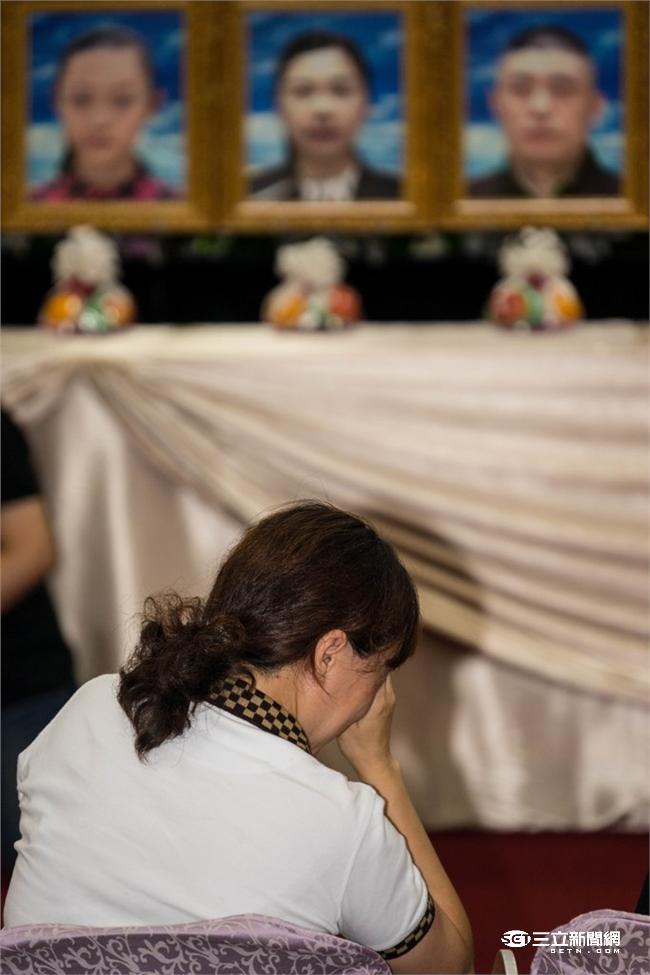 罹難陸客家屬抵達靈堂，現場氣氛一片哀淒。（圖／記者林敬旻攝）