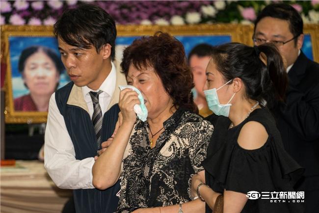 罹難陸客家屬抵達靈堂，現場氣氛一片哀淒。（圖／記者林敬旻攝）