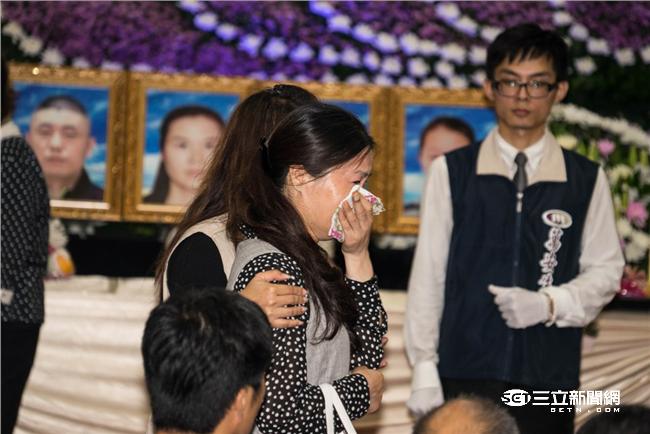 罹難陸客家屬抵達靈堂，現場氣氛一片哀淒。（圖／記者林敬旻攝）