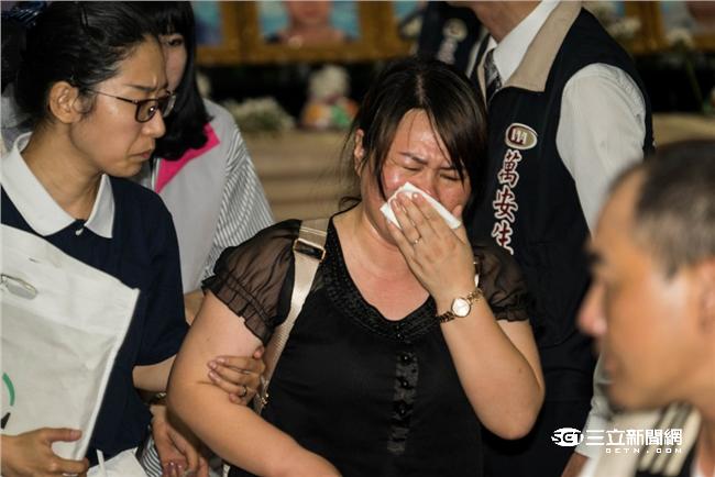 罹難陸客家屬抵達靈堂，現場氣氛一片哀淒。（圖／記者林敬旻攝）