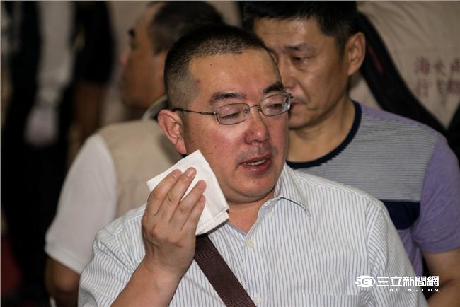 罹難陸客家屬抵達靈堂，現場氣氛一片哀淒。（圖／記者林敬旻攝）