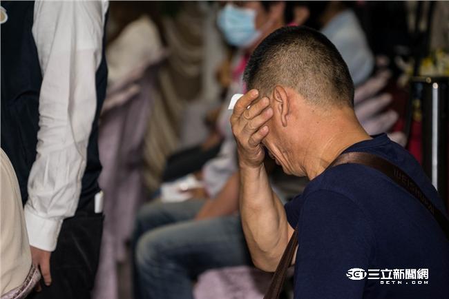 罹難陸客家屬抵達靈堂，現場氣氛一片哀淒。（圖／記者林敬旻攝）