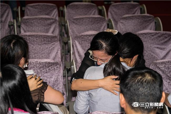 罹難陸客家屬抵達靈堂，現場氣氛一片哀淒。（圖／記者林敬旻攝）