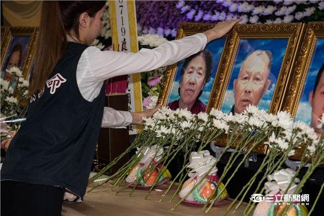 罹難陸客家屬抵達靈堂，現場氣氛一片哀淒。（圖／記者林敬旻攝）