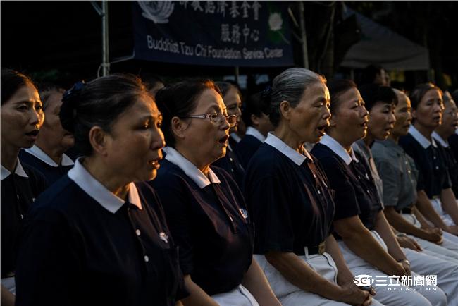 罹難陸客家屬抵達靈堂前，慈濟志工誦經安撫亡靈。（圖／記者林敬旻攝）