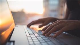 日前於PTT討論區，有網友因感情問題PO文吐水，竟獲作家「小生」專人諮商，而分析內容不但客觀且耐人尋味，讓鄉民們大讚「不是鐵粉也給推了」。