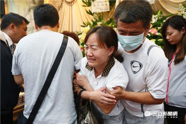 罹難陸客家屬抵達靈堂，現場氣氛一片哀淒。（圖／攝影記者聯誼會提供）