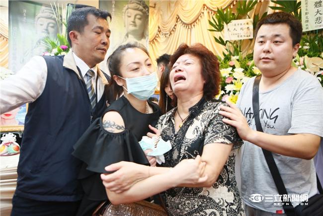 罹難陸客家屬抵達靈堂，現場氣氛一片哀淒。（圖／攝影記者聯誼會提供）