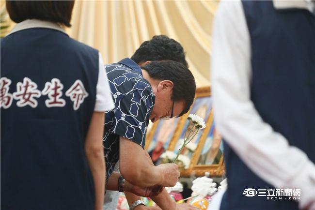 罹難陸客家屬抵達靈堂，現場氣氛一片哀淒。（圖／攝影記者聯誼會提供）