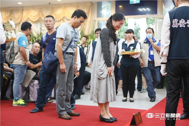 罹難陸客家屬抵達靈堂，現場氣氛一片哀淒。（圖／攝影記者聯誼會提供）