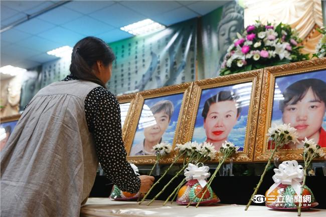 罹難陸客家屬抵達靈堂，現場氣氛一片哀淒。（圖／攝影記者聯誼會提供）