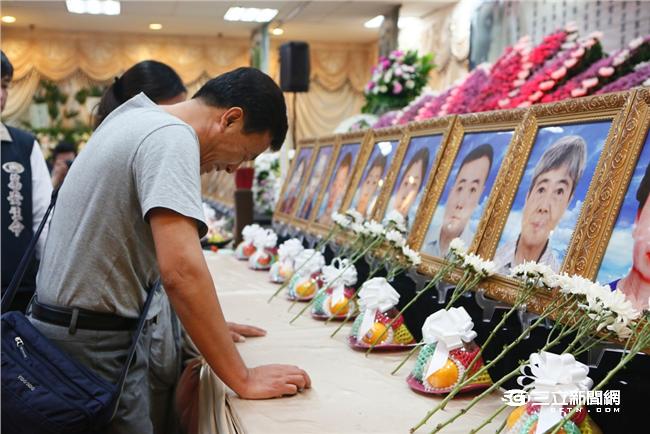 罹難陸客家屬抵達靈堂，現場氣氛一片哀淒。（圖／攝影記者聯誼會提供）