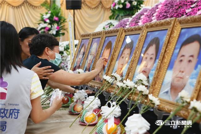 罹難陸客家屬抵達靈堂，現場氣氛一片哀淒。（圖／攝影記者聯誼會提供）