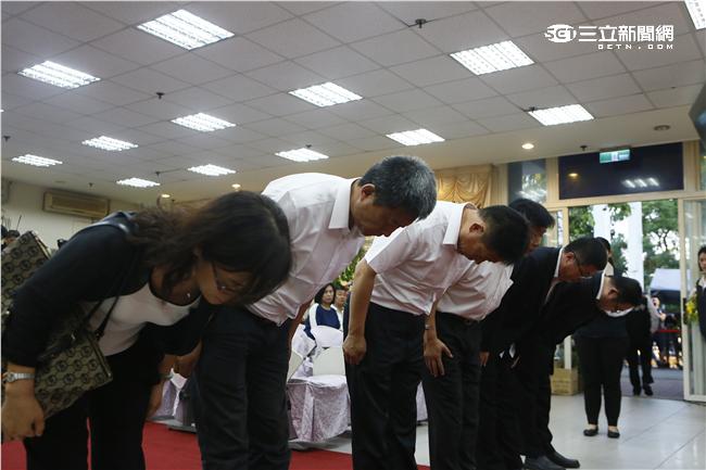 罹難陸客家屬抵達靈堂，現場氣氛一片哀淒。（圖／攝影記者聯誼會提供）